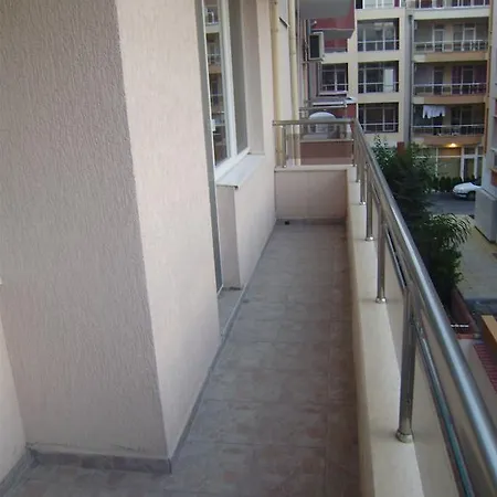 Vesi And Gery ポモリエ